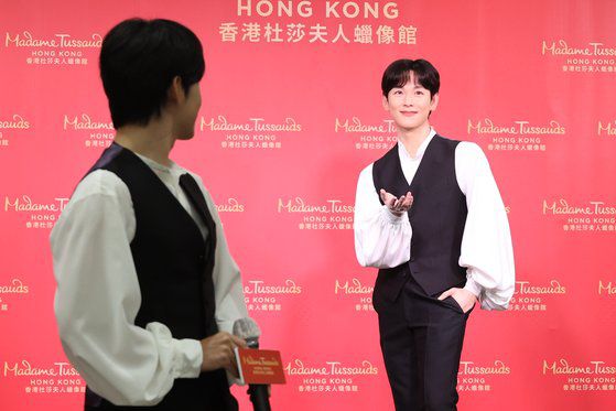 가수 겸 배우 임시완이 5일 오전 서울 중구 ENA Suite 호텔에서 열린 마담 투소 홍콩 임시완 밀랍인형 공개 행사에서 밀랍인형을 공개하고 있다. 연합뉴스