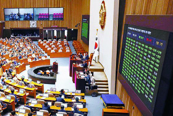 서울 여의도 국회에서 열린 제414회 국회(임시회) 제1차 본회의에서 10?29 이태원참사 피해자 권리보장과 진상규명 및 재발방지를 위한 특별법안이 가결되고 있다. [뉴시스]