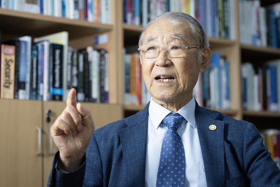 현역 시절 이재우 교수가 팬텀 앞에서 찍은 사진. 이재우 교수 제공