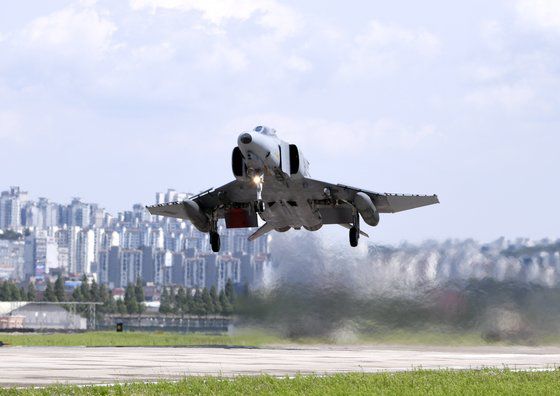 지난달 27일 경기도 수원의 공군 제10전투비행단에서 팬텀 전투기의 '마지막 정비사' 신현철 상사를 만났다. 사진 공군