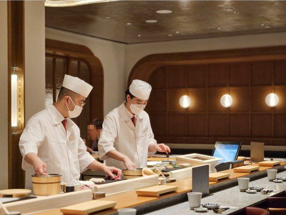 '하우스 오브 신세계' 푸드홀에 입점한 한국식 초밥집 '김수사' 매장에서 셰프들이 초밥을 만들고 있다. 사진 신세계백화점