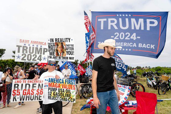 8일(현지시간) 미 캘리포니아주 뉴포트비치에서 열린 모금 행사에 모인 도널드 트럼프 지지자들. AFP=연합뉴스