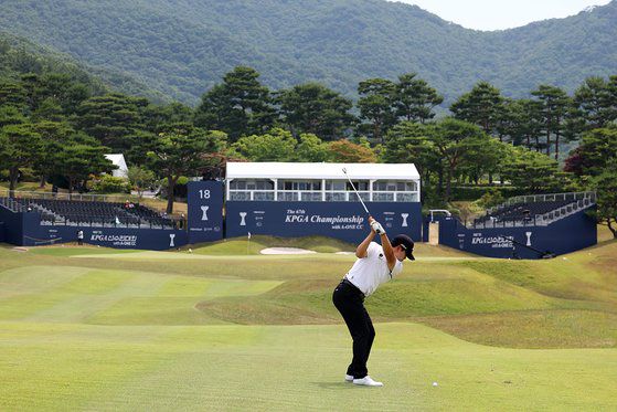 김민규가 에이원골프장에서 벌어진 KPGA 선수권 2라운드 18번 홀에서 샷을 하고 있다. 뒤로 메이저 대회 등에 설치됐던 호스피탈리티 텐트가 보인다. 사진 KPGA
