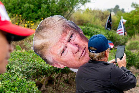 8일 뉴포트비치에서 열린 모금 행사장에 등장한 트럼프의 대형 얼굴 사진과 지지자들. AFP=연합뉴스