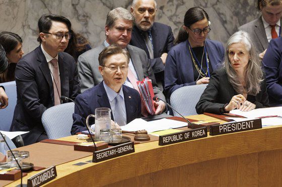 6월 유엔 안전보장이사회 의장국인 한국의 황준국(앞줄 왼쪽) 주유엔 대사가 10일(현지시간) 미국 뉴욕 유엔본부에서 안보리 긴급회의를 시작하며 모두 발언을 하고 있다. 이날 유엔 안보리는 미국이 제안한 가자지구 3단계 휴전안에 대한 지지 결의안을 채택했다. EPA=연합뉴스