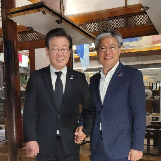 지난해 8월 이재명 더불어민주당 대표와 손을 잡고 선 정의찬 전 당대표 특보. 정의찬 페이스북 캡처