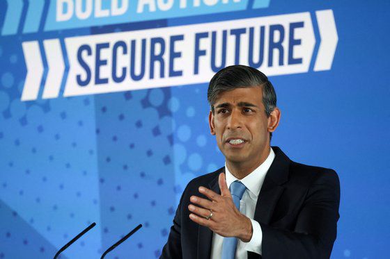 리시 수낵 영국 총리가 11일 영국 노샘프턴셔에서 열린 보수당 총선 선언문 출범식에서 연설하고 있다. 로이터=연합뉴스