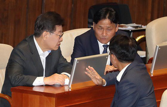이재명 더불어민주당 대표가 지난해 7월 27일 오후 서울 여의도 국회에서 열린 제408회국회(임시회) 제2차 본회의에서 김영진(가운데), 조정식 의원과 대화를 하고 있다. 뉴시스