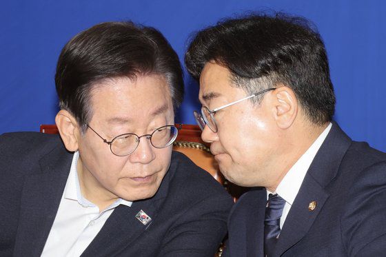 이재명 더불어민주당 대표가 12일 오전 국회에서 열린 최고위에서 박찬대 원내대표와 대화하고 있다. 전민규 기자