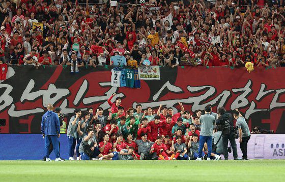 한국 축구 대표팀 김도훈 임시 감독과 선수들이 지난 11일 북중미 월드컵 아시아 지역 2차 예선 C조 6차전 중국과의 경기에서 승리한 후 기념촬영을 하고 있다. [연합뉴스]