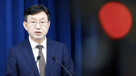 성태윤 정책실장(사진)이 16일 KBS일요진단에 출연해 상속세를 30%까지 낮추고 종부세를 사실상 폐지하는 감세 카드를 꺼냈다. 사진은 지난달 대통령실 청사에서 의대정원 관련 브리핑을 하던 성 실장의 모습. 대통령실사진기자단