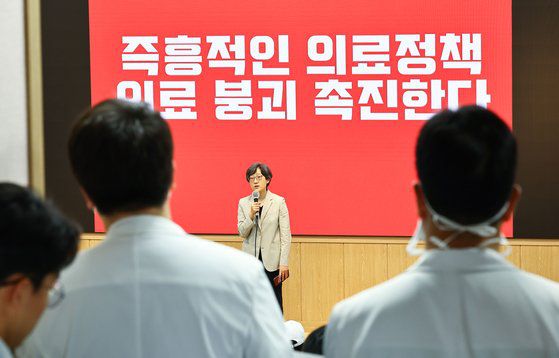서울대학교 의과대학 교수, 전공의, 의대생들이 17일 서울 종로구 서울대학교 의과대학 융합관 양윤선홀에서 열린 휴진 결의 집회에 참석해 발언을 듣고 있다. 김종호 기자