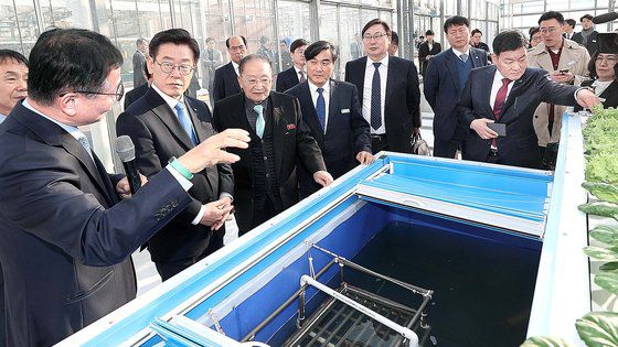 이재명 더불어민주당 대표가 경기지사 시절인 지난 2018년 11월15일 이화영 전 경기도 평화부지사, 리종혁 조선아시아태평양평화위원회 부위원장, 안부수 아태평화교류협회 회장 등과 경기도 농업기술원을 방문해 스마트팜 첨단온실 등을 둘러보고 있다. 사진 경기도