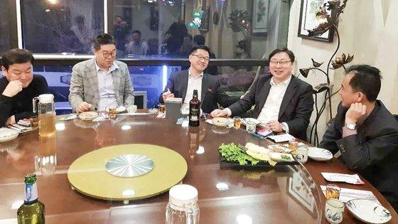 2019년 1월17일 이화영(오른쪽에서 두 번째) 전 경기도 평화부지사가 송명철(가운데) 북한 조선아태위 부실장, 김성태(왼쪽 두 번째) 전 쌍방울그룹 회장, 안부수(왼쪽 첫 번째) 아태평화교류협회 회장과 만찬장에서 양주를 마시고 있다. 사진 독자