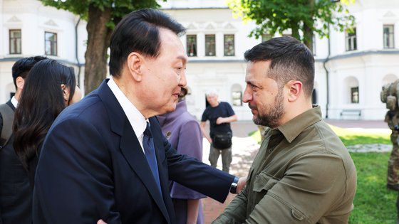 지난해 7월 우크라이나를 전격 방문한 윤석열 대통령이 우크라이나 수도 키이우의 성소피아 성당에서 볼로디미르 젤렌스키 우크라이나 대통령과 대화하고 있다. 대통령실은 20일 우크라이나에 대한 살상무기 지원 검토 방침을 밝혔다. 사진 대통령실