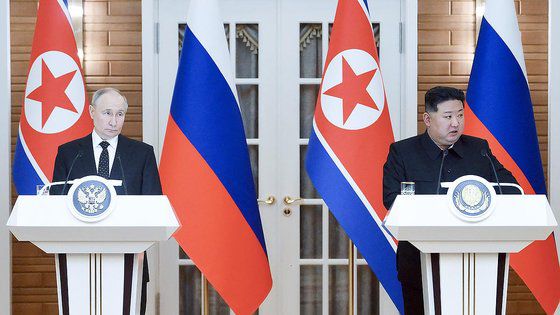 북한을 방문한 블라디미르 푸틴 러시아 대통령(왼쪽)과 김정은 북한 국무위원장이 19일 평양에서 회담을 마친 뒤 공동 기자회견을 하고 있다. 로이터=연합뉴스
