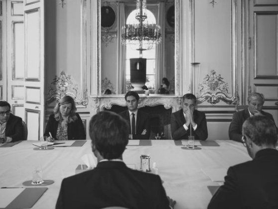 마크롱 대통령이 하원 해산과 조기 총선을 발표한 지난 9일(현지시간) 엘리제궁 모습. 엘리제궁을 출입하는 사진 작가가 이후 개인 인스타그램에 올렸다. 폴리티코는 17일 이 사진을 두고 "흑백 사진은 마크롱 대통령 측근들의 긴장감을 포착하고 있다. 최후의 만찬 분위기가 난다"고 평했다. 사진 소아지그 드 라 무아송니에르 인스타그램 캡처