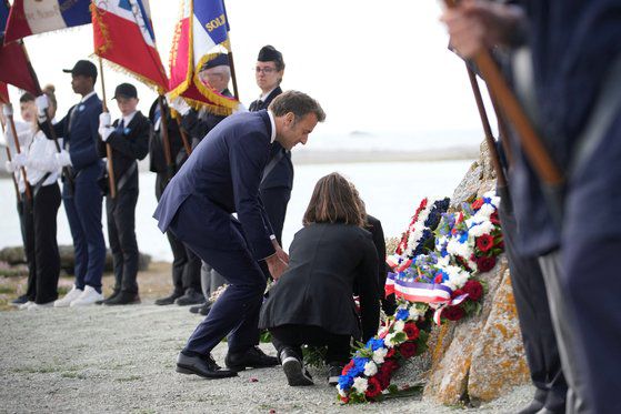 지난 18일 프랑스 일 드 센에서 열린 샤를 드골의 제2차 세계 대전 저항을 기념하는 행사에서 마크롱 대통령이 기념물에 화환을 바치고 있다. 로이터=연합뉴스