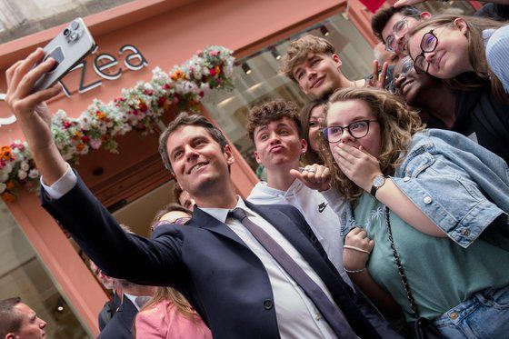 가브리엘 아탈 총리는 남녀노소 두루 인기가 있다. 미래 유력 대선 후보다. AFP=연합뉴스