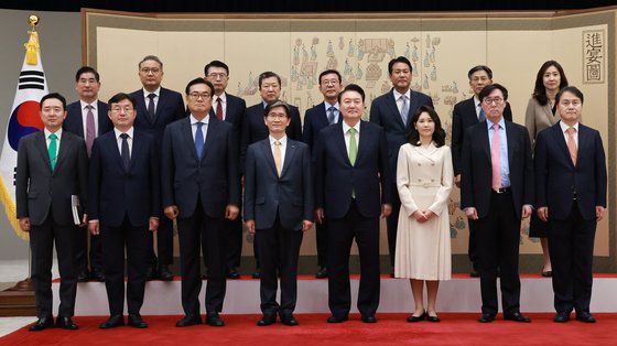 지난달 22일 대통령실 청사에서 열린 고위공직자범죄수사처장(공수처장) 임명장 수여식에 참석한 대통령실 참모들의 모습. 윤 대통령 오른쪽이 오 공수처장의 배우자 맨 뒷편이 김수경 대변인이며 이외 모두 남성 대통령실 참모들이다. 연합뉴스