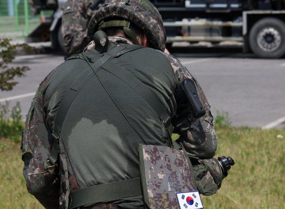 지난 19일 강원 동해시 GS 동해전력에서 2024 화랑훈련의 일환으로 열린 발전 설비동 미상 폭발 화재 상황 통합 방호 야외기동훈련(FTX)에 참여한 육군 23경비여단 장병의 상의가 땀으로 흠뻑 젖어 있다. 연합뉴스