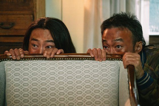 영화 '탈주'의 치밀한 탈주병 역할을 위해 배우 이제훈은 "마른 장작 같은 몸매"까지 단련했다 . 사진 플러스엠 엔터테인먼트