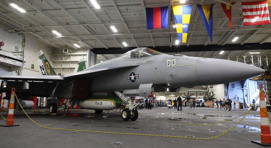 미국의 핵 추진 항공모함 시어도어 루즈벨트함이 22일 부산 남구 해군작전사 부산기지에 입항했다. 사진은 루즈벨트함 격납고를 공개해 F-18, 공중지휘기, 헬기 등이 보인다. 송봉근 기자