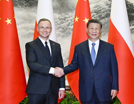 시진핑(習近平) 중국 국가주석이 24일 오후 베이징 인민대회당에서 중국을 국빈 방문한 안제이 두다 폴란드 대통령과 회담했다. 신화통신