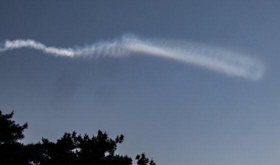 북한이 동해상으로 탄도미사일로 추정되는 발사체를 발사한 가운데 26일 연평도 하늘에 북한이 발사한 탄도미사일 항적운으로 추정되는 미사일이 날아가다 폭발하고 있다. 뉴시스