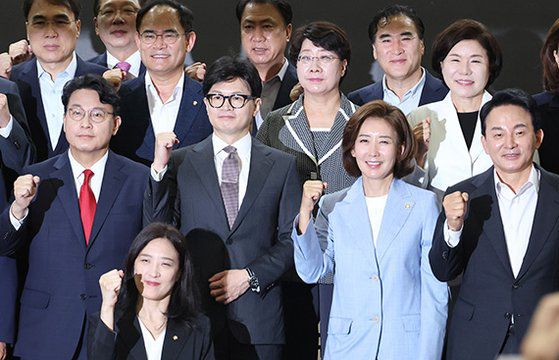 국민의힘 당권주자인 윤상현 의원, 한동훈 전 비대위원장, 나경원 의원, 원희룡 전 국토부 장관(둘째 줄 왼쪽부터)이 24일 국회에서 열린 초선의원 공부모임에 참석해 기념촬영을 하고 있다. 연합뉴스