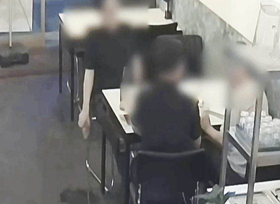 지난 7일 대구 중구의 한 치킨집을 찾은 일행 중 남성 한 명이 바닥에 맥주를 버리고 있다. 사진 온라인 커뮤니티