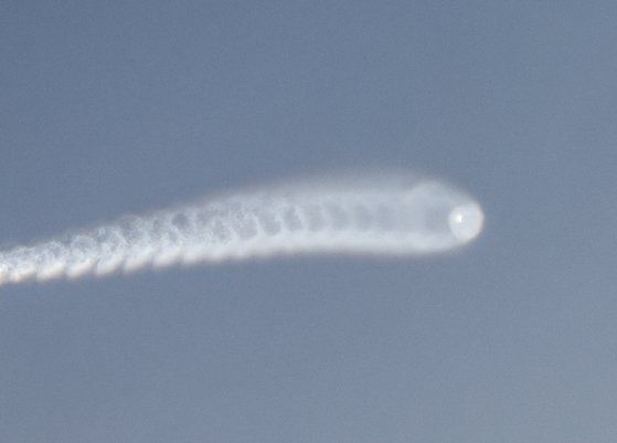 26일 오전 인천시 옹진군 대연평도 앞 바다 상공에 북한의 탄도미사일로 추정되는 항적운이 포착됐다. [뉴시스]