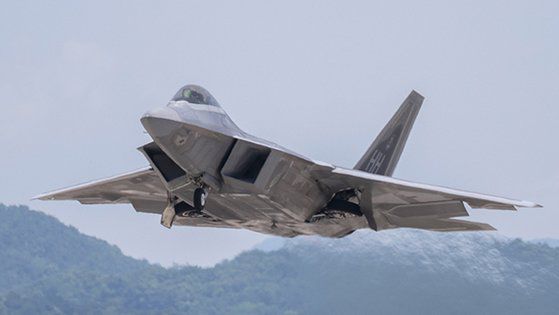 같은 날 오산기지에서 이륙하고 있는 미 공군 스텔스 전투기 F-22 랩터. 한미 연합공중훈련에 참가했다. [연합뉴스]