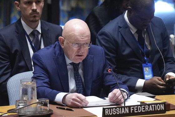 바실리 네벤자 주유엔 러시아 대사가 28일(현지시간) 북·러 무기 거래 관련 안보리 공식 회의에서 발언하는 모습. AP. 연합뉴스.