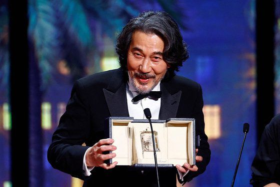 배우 야쿠쇼 코지가 지난해 제76회 칸영화제 남우주연상을 수상한 영화 '퍼펙트 데이즈'는 매일 반복되는 일상에서 소소한 행복과 충만함을 느끼며 살아가는 히라야마의 일상을 담은 작품이다. AP=연합뉴스