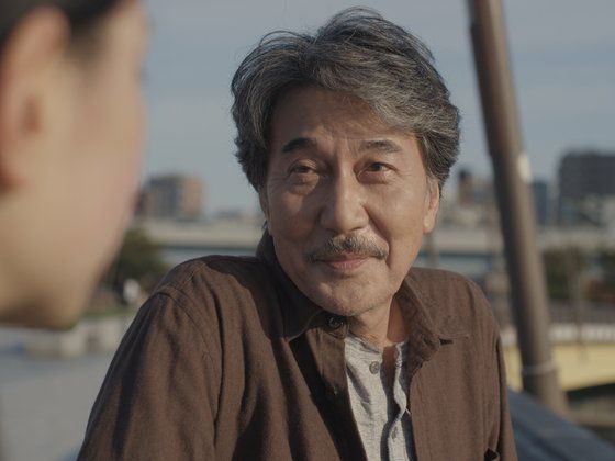 지난해 10월 23일 일본 도쿄에서 열린 제36회 도쿄국제영화제 개막식 레드카펫에서 빔 벤더스 감독(가운데)이 '퍼펙트 데이즈' 배우 및 제작진과 함께 포즈를 취했다. AFP=연합뉴스