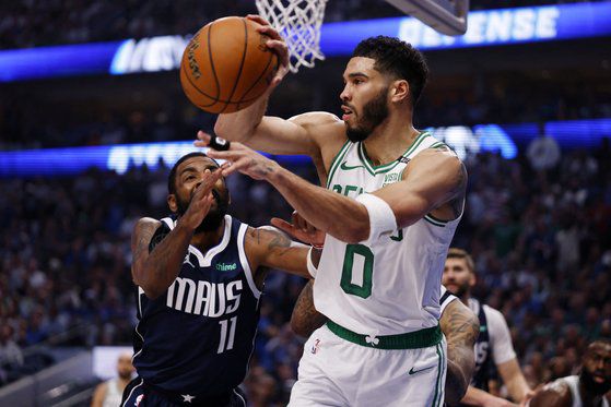 NBA 역대 최고액 계약 대박을 터뜨린 테이텀(오른쪽). USA투데이=연합뉴스