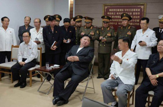 노동신문은 3일 김정은 국무위원장이 "당 중앙지도기관 성원들과 함께 중요 공장, 기업소들을 찾았다"고 보도했다. 이날 김정은은 국방공업기업소, 중요기계공장, 의료기구를 생산하는 공장 등을 돌아봤다. 뉴스1