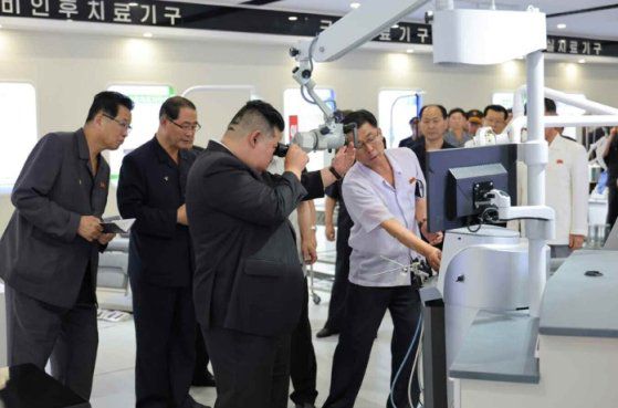 노동신문은 3일 김정은 국무위원장이 "당 중앙지도기관 성원들과 함께 중요 공장, 기업소들을 찾았다"고 보도했다. 이날 김정은은 국방공업기업소, 중요기계공장, 의료기구를 생산하는 공장 등을 돌아봤다. 뉴스1