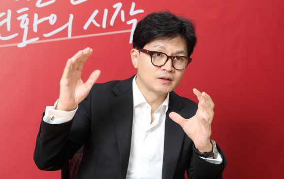 한동훈 국민의힘 당 대표 후보는 보수 진영 일각에서 자신을 ‘친중·좌파’라고 비난하는 데 대해 “무슨 소리인지 모르겠다”며 “사람은 행동으로 보여준다. 저는 외국인 영주권자들에게 쉽게 주는 투표권을 상호주의로 제한하자고 강력히 주장했고, 이재명 전 민주당 대표와 비슷한 시기에 싱하이밍 중국 대사에게 초대 받았으나 이를 거절했다”고 밝혔다. 강정현 기자