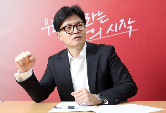 한동훈 국민의힘 당 대표 후보는 이른바 ‘한동훈 팬덤’에 대해 “저는 응원과 격려의 대상이기에 앞서 감시와 비판의 대상”이라고 말했다. 강정현 기자.