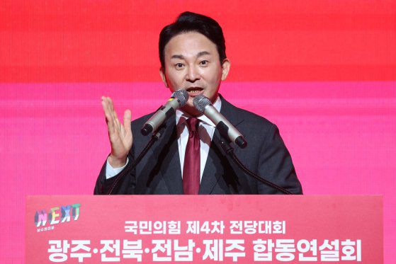 국민의힘 원희룡 대표 후보가 8일 오후 광주 김대중컨벤션센터에서 열린 제4차 전당대회 광주·전북·전남·제주 합동연설회에서 정견발표를 하고 있다. 연합뉴스