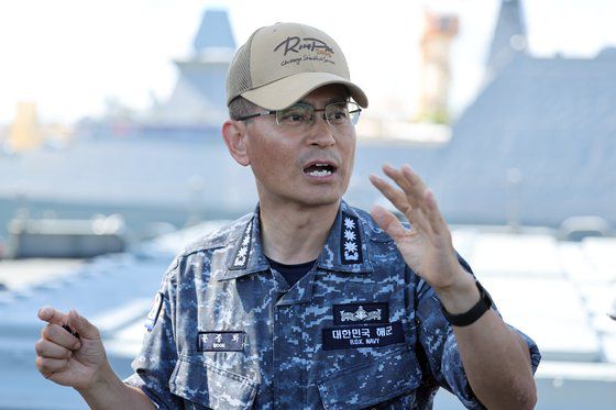 6월 7일(현지시간) 환태평양훈련(RIMPAC, 림팩) 참가 차 하와이로 이동 중인 율곡이이함(오른쪽 위), 충무공이순신함(오른쪽 아래), 천자봉함(왼쪽). 잠수함인 이범석함은 이들보다 먼저 출항했다. 사진 해군