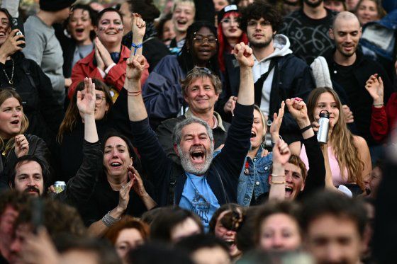 7일 프랑스 서부 낭트에 모인 시민들이 총선 결선 투표의 출구조사 결과 발표를 듣고 환호하고 있다. AFP=연합뉴스