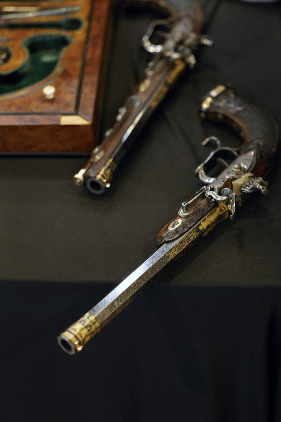 7일(현지시간) 프랑스 파리 오세나 경매장에서 진행된 경매에 나온 나폴레옹 황제가 소유했던 쌍권총. AFP=연합뉴스