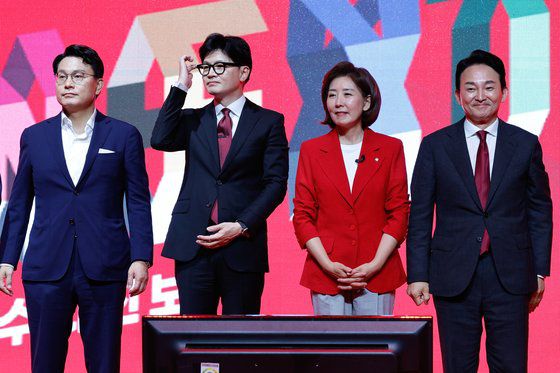 윤상현(왼쪽부터), 한동훈, 나경원, 원희룡 국민의힘 당대표 후보가 8일 광주 서구 김대중컨벤션센터에서 열린 국민의힘 제4차 전당대회 광주?전북?전남?제주 합동연설회에 참석해 나란히 서 있다. 뉴스1