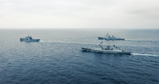 2024 환태평양훈련에 참가 중 인도 쉬바릭(Shivalik)함 마스트에 태극기가 게양 돼 있다. 한국 이지스구축함 율곡이이함의 김봉진 함장(대령)이 인도 쉬바릭함 프라샨트 모하난 준장을 만났을 때 친분을 쌓으면서 인도 측에서 먼저 태극기를 게양했다고 한다. 우리 해군도 우의의 표현으로 인도 국기를 태극기와 함께 달았다. 이처럼 ″림팩을 통해 우방국을 비롯한 각국 해군 지휘관들과 질적 교류를 할 수 있다″는 게 해군의 설명이다. 사진 해군