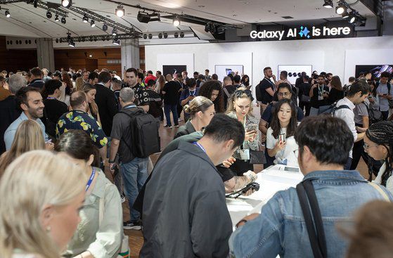 10일(현지시간) 프랑스 파리에 위치한 '카루젤 뒤 루브르(Carrousel du Louvre)'에서 개최된 하반기 '갤럭시 언팩 2024'에 마련된 체험존에서 관람객들이 갤럭시Z폴드6, 플립6, 갤럭시링 등 신제품을 체험하고 있다. 사진 삼성전자