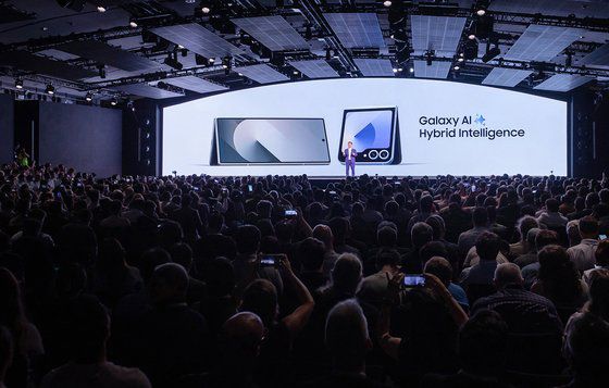 10일(현지시간) 프랑스 파리 '카루젤 뒤 루브르'에서 개최된 하반기 '갤럭시 언팩 2024' 행사에서 삼성전자 MX사업부장 노태문 사장이 폴더블 AI폰 '갤럭시 Z 폴드6'와 '갤럭시 Z 플립6'를 공개했다. 사진 삼성전자