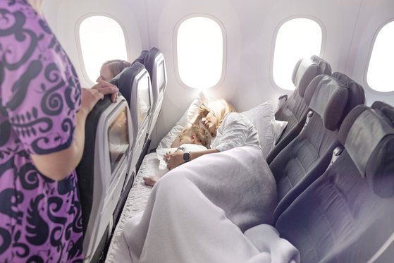 요즘은 옆좌석 구매 서비스를 운영하는 항공사가 많다. 에어뉴질랜드 승객이 누워서 가는 모습. [사진 에어뉴질랜드]